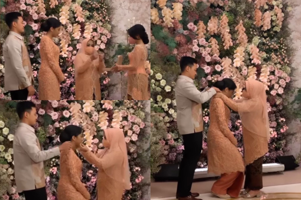 Prosesi pemberian kalung untuk Putri Tanjung