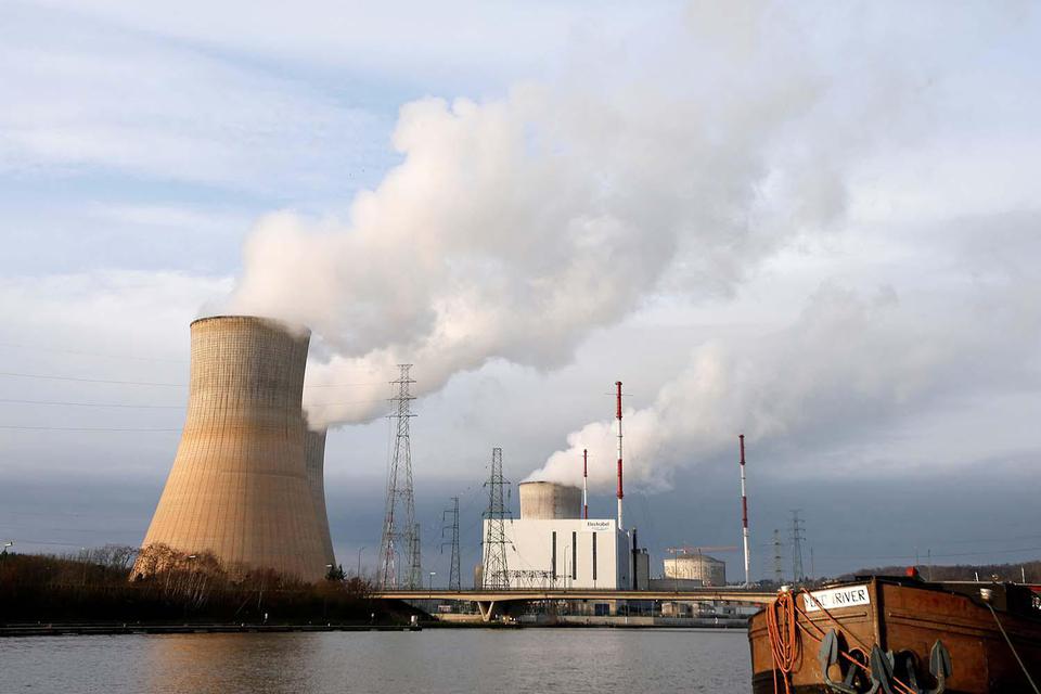 Francois Lenoir/File Photo ARSIP FOTO: Pemandangan pembangkit listrik tenaga nuklir Tihange di Electrabel, unit Belgia dari perusahaan Prancis Engie, mantan GDF Suez, di Tihange, Belgia, Selasa (29/12/2015).