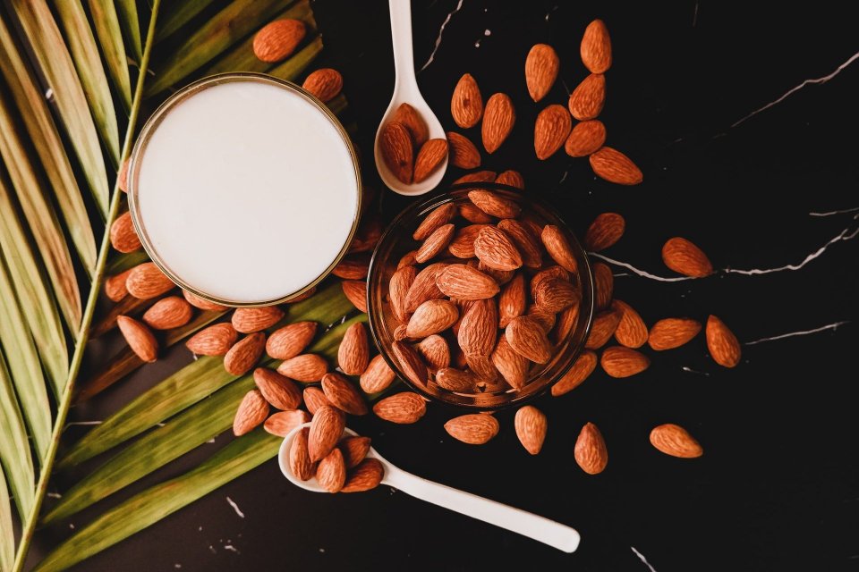 Manfaat susu almond untuk ibu hamil termasuk mencegah tekanan darah tinggi, mengurangi risiko keguguran, dan membantu kesuburan.