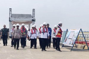 Presiden Joko Widodo saat meninjau Pelabuhan Patimban, Jawa Barat, Selasa (8/3). Foto: Antara