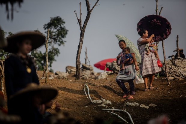 Perempuan Suku Baduy Luar menggendong anaknya menyaksikan tradisi Ngaseuk atau musim tanam di Desa Bojong Menteng, Lebak, Banten, Senin (1/11/2021). Sebanyak 600 orang warga suku baduy mengikuti Tradisi Ngaseuk yang merupakan tradisi tahunan warga Suku Ba