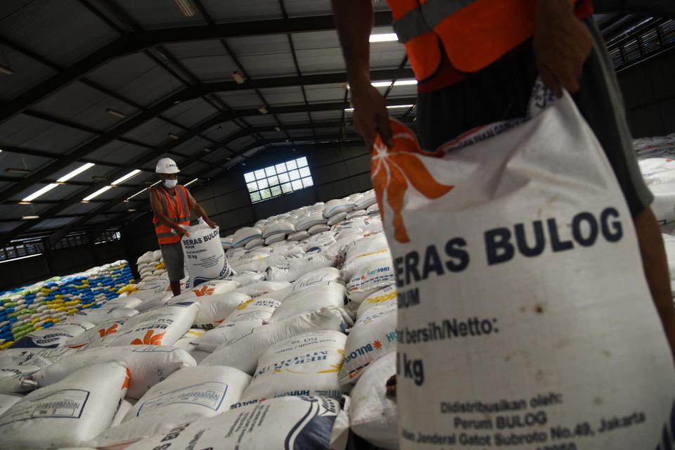 Pekerja bersiap mengangkut karung berisi beras di gudang Perum Bulog, Pulo Brayan Darat, Kota Medan, Sumatera Utara, Selasa (8/3/2022).
