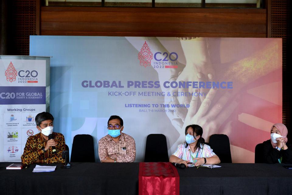 Sherpa Civil 20 (C20) Presidensi Indonesia Ah Maftuchan (kiri), Ketua C20 Indonesia Sugeng Bahagijo (kedua kiri), C20 Indonesia Co-Chair Herni Ramdlaningrum (kanan) dan Koordinator Working Group Gender Equality Mike Verawati (kedua kanan) memberikan keter