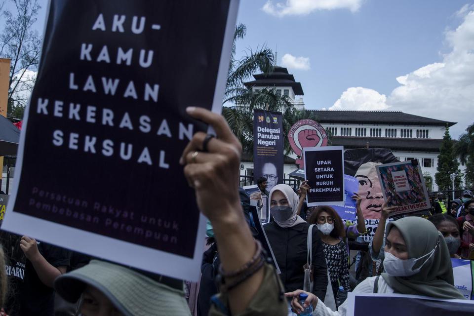Aktivis dari kelompok Persatuan Rakyat Untuk Pembebasan Perempuan melakukan unjuk rasa di depan Gedung Sate, Bandung, Jawa Barat, Selasa (8/3/2022). 