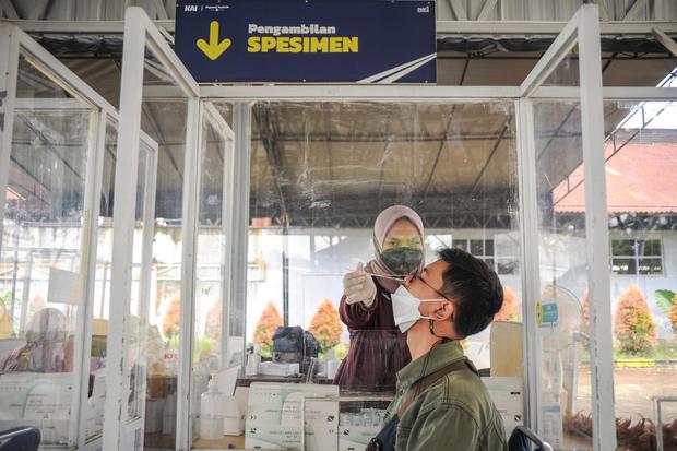 Calon penumpang menjalani tes usap antigen di Stasiun Bandung, Jawa Barat, Rabu (9/3/2022). Pemerintah memberlakukan peraturan baru perjalanan kereta api jarak jauh bagi calon penumpang yang telah mendapatkan vaksin COVId-19 dosis kedua tidak perlu menunj