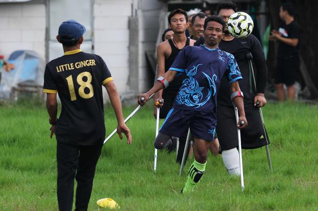 Sejumlah penyandang disabilitas berlatih sepak bola saat latihan perdana di lapangan Pacarkeling, Surabaya, Jawa Timur, Rabu (9/3/2022). Para penyandang disabilitas tersebut merupakan pemain sepak bola dari Persatuan Sepak Bola Amputasi Surabaya (PERSAS) 
