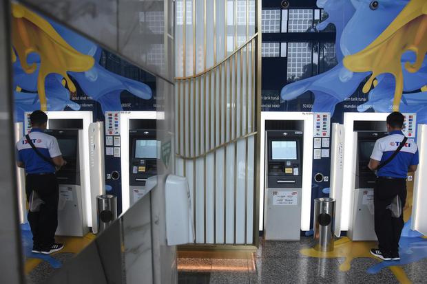 Nasabah bertransaksi melalui mesin anjungan tunai mandiri (ATM) salah satu bank di Jakarta, Rabu (9/3/2022). 
