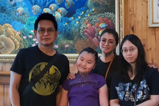 Keluarga Hilman Hariwijaya dan mantan istri, Nessa Sadin