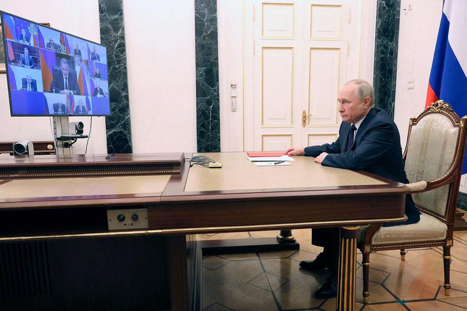 Presiden Rusia Vladimir Putin memimpin pertemuan dengan anggota Dewan Keamanan melalui tautan video di Kremlin di Moskow, Rusia, Jumat (11/3/2022).