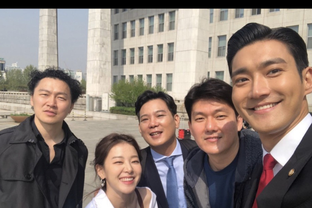 Lee Joo Myung bersama Choi Siwon dan pemain drama My Fellow Citizens