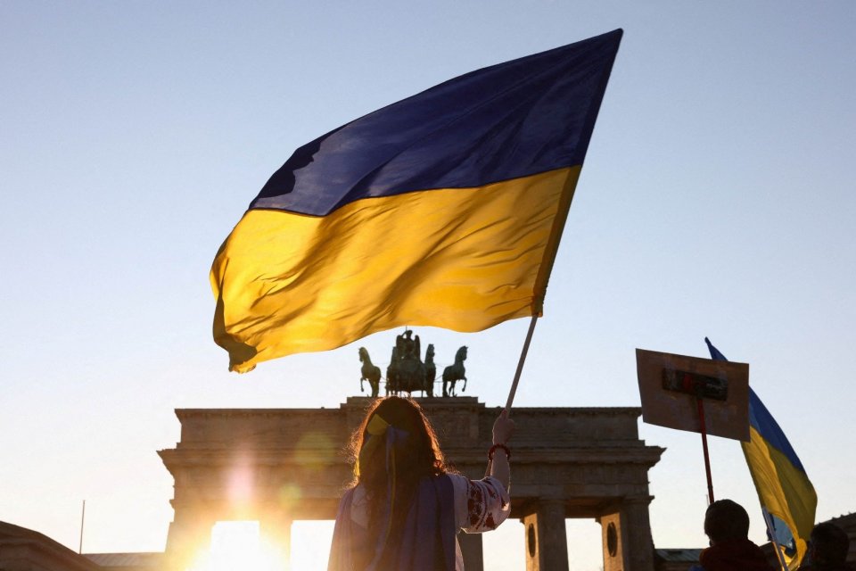 Bendera Ukraina saat demonstrasi anti perang "Hentikan Perang. Perdamaian dan Solidaritas untuk warga di Ukraina" di samping Brandenburg Gate di Berlin, Jerman, Minggu (13/3/2022). ANTARA FOTO/REUTERS/Christian Mang/hp/cfo