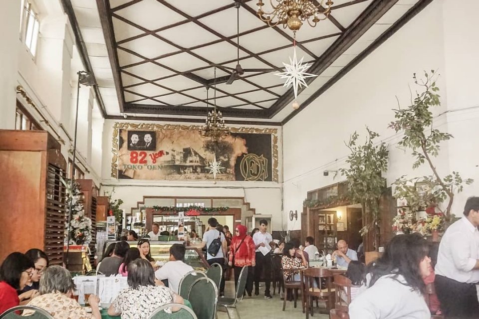 Suasana di Toko Oen, salah satu wisata kuliner Semarang yang terkenal