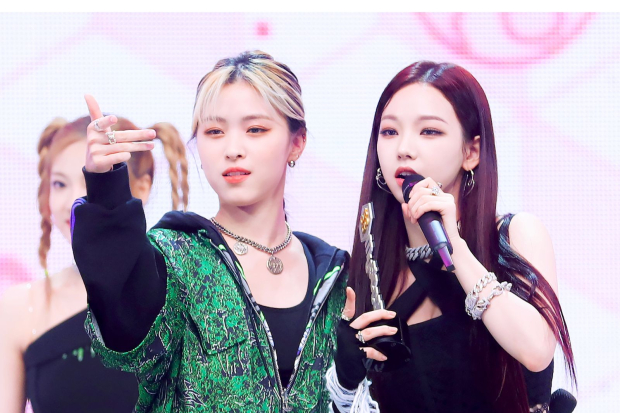 Ryujin ITZY dan Karina aespa