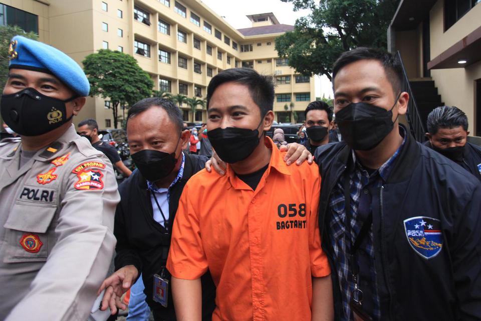Polisi menggiring tersangka kasus penipuan aplikasi Quotex Doni Salmanan (tengah) saat konferensi pers di Bareskrim, Mabes Polri Jakarta, Selasa (15/3/2022). 