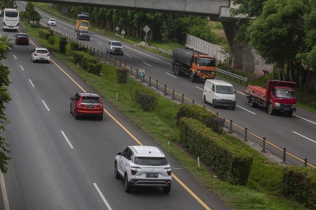 Kendaraan melintas di jalan tol Merak-Jakarta di Kabupaten Serang, Banten, Selasa (15/3/2022). Kementerian PUPR melalui Badan Pengelola Jalan Tol (BPJT) menargetkan sistem pembayaran tol nontunai nirsentuh berbasis Multi Lane Free Flow (MLFF) akan diterap