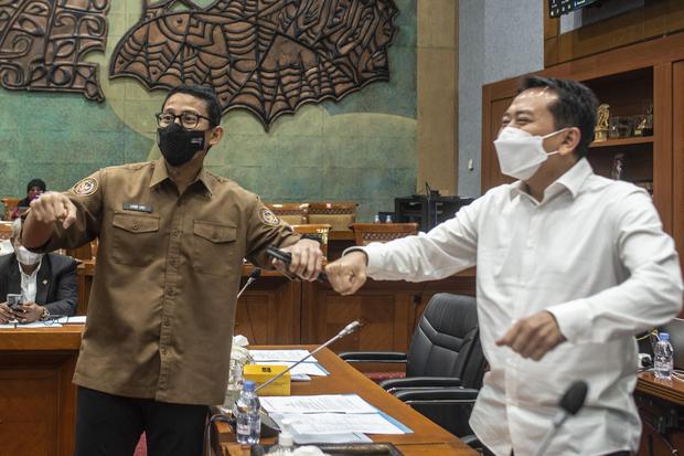 Menparekraf Sandiaga Uno (kiri) berbincang dengan pimpinan Komisi X DPR Syaiful Huda (kanan) sebelum dimulainya rapat kerja dengan Komisi X DPR di Kompleks Parlemen Senayan, Jakarta, Rabu (16/3/2022). Rapat tersebut membahas kesiapan dukungan pelaksanaan 