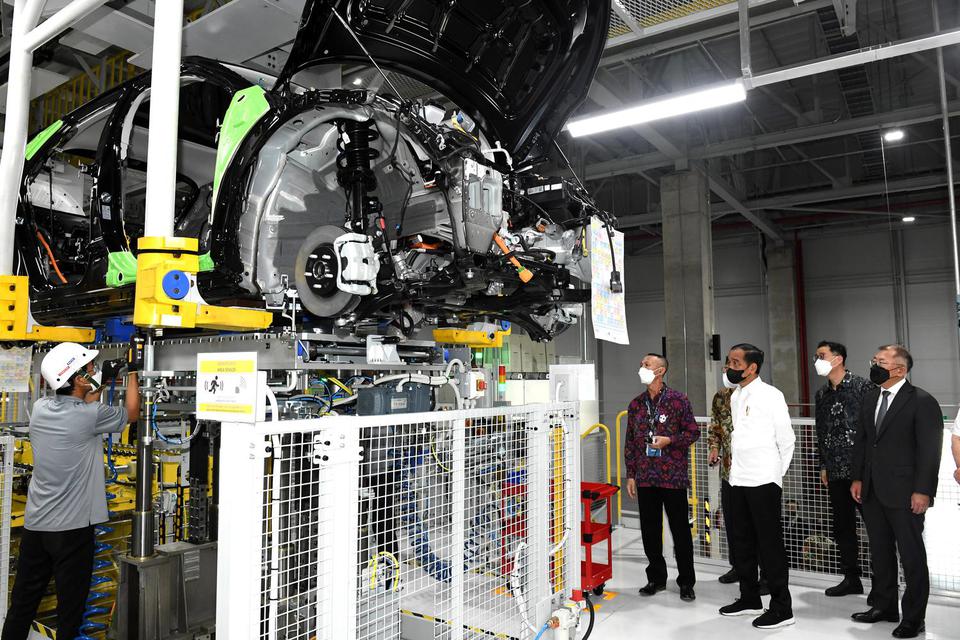 Presiden Joko Widodo (ketiga kanan) meninjau proses perakitan mobil di Pabrik Hyundai Motor Manufacturing Indonesia di Bekasi, Jawa Barat, Rabu (16/3/2022).
