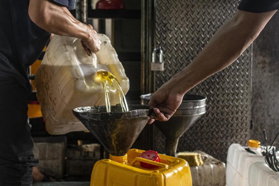 Pekerja mengisi minyak goreng curah ke dalam jerigen di salah satu tempat pengisian di kawasan Cipete, Jakarta, Kamis (17/3/2022). Menteri Perdagangan Muhammad Lutfi menerbitkan Peraturan Menteri Perdagangan aturan kenaikan Harga Eceran Tertinggi (HET) mi