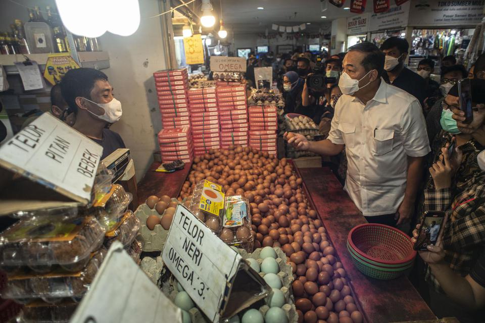 Menteri Perdagangan Muhammad Lutfi (kanan) berbincang dengan pedagang telur saat berkunjung di Pasar Senen Blok III, Jakarta, Kamis (17/3/2022). 