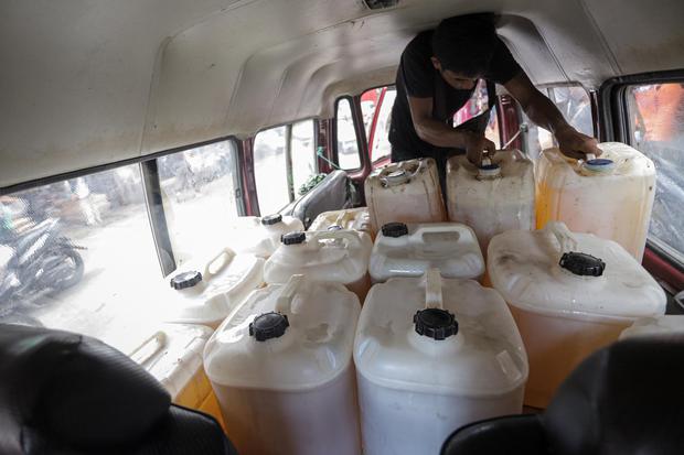 Pekerja menata jerikenyang berisi minyak goreng curah ke dalam mobil di Pasar Pabean, Surabaya, Jawa Timur, Kamis (17/3/2022). Pemerintah akan menyalurkan subsidi untuk minyak goreng curah sehingga harganya menjadi Rp14.000 per liter dengan harapan dapat