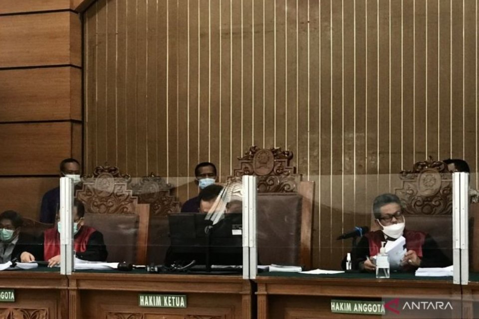 Majelis hakim Pengadilan Negeri Jakarta Selatan membacakan putusan untuk dua polisi terdakwa kasus "unlawful killing" terhadap anggota Front Pembela Islam di Jakarta, Jumat (18/3/2022). 