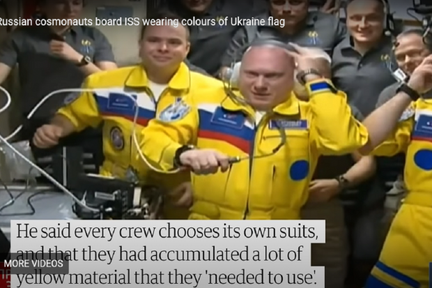 Tiga kosmonaut Rusia memakai setelan berwarna mirip bendera Ukraina