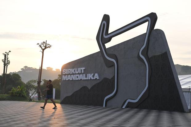 Wisatawan berjalan usai berfoto di depan tulisan dan lambang sirkuit Mandalika di kompleks Pertamina Mandalika International Street Circuit, Lombok Tengah, NTB, Senin (21/3/2022). Sirkuit Mandalika menjadi destinasi "sport tourism" unggulan baru di Indo