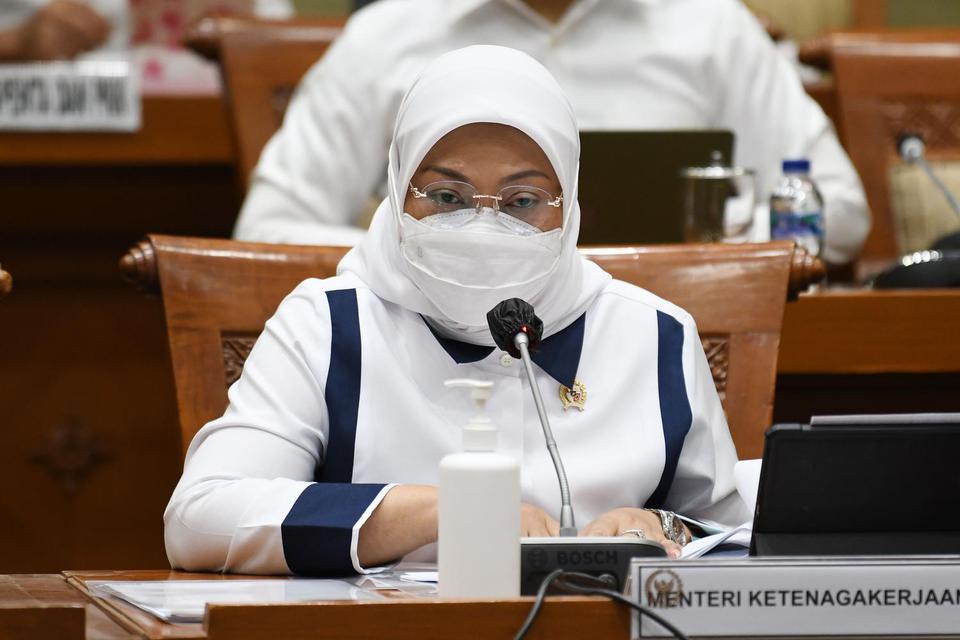 Menteri Ketenagakerjaan Ida Fauziyah menyampaikan paparannya saat rapat dengar pendapat dengan Komisi IX DPR di Kompleks Parlemen, Senayan, Jakarta, Senin (21/3/2022). Rapat tersebut membahas kesiapan dan perkembangan penyelenggaraan program Jaminan Kehil