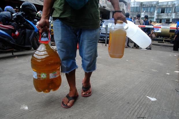 Seorang warga membeli minyak goreng curah saat operasi pasar di Pasar Merdeka, Kota Bogor, Jawa Barat, Senin (21/3/2022). 