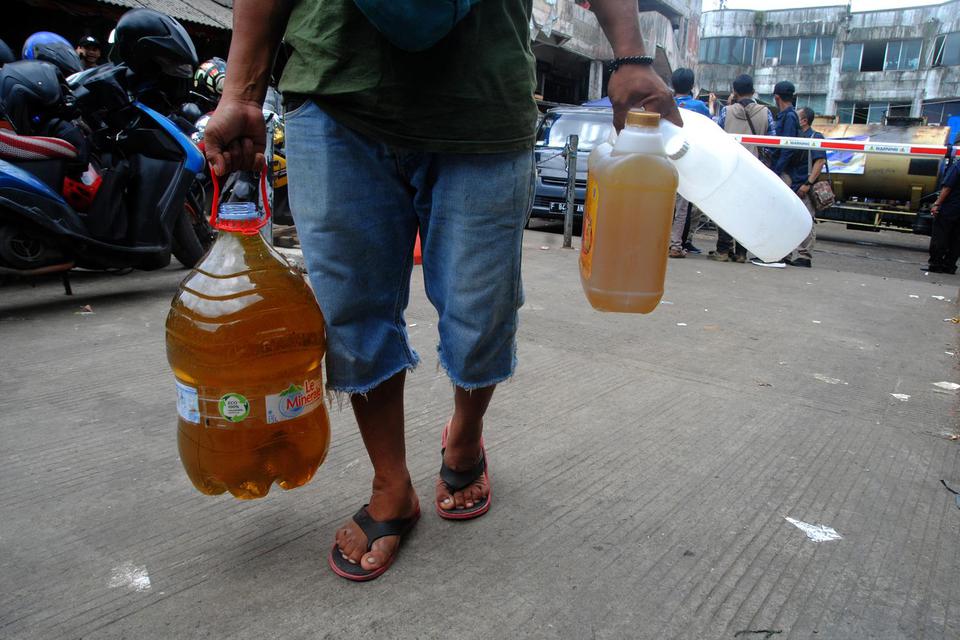 Seorang warga membeli minyak goreng curah saat operasi pasar di Pasar Merdeka, Kota Bogor, Jawa Barat, Senin (21/3/2022). 