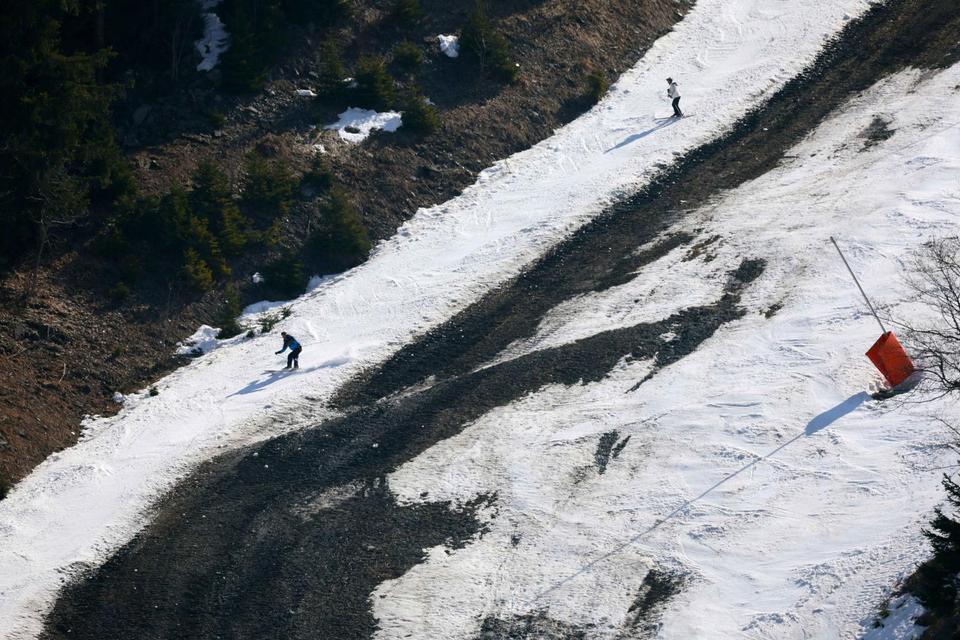 Krisis iklim membuat salju di beberapa resor ski di Eropa menurun dan mengancam industri senilai US$ 30 miliar yang menyediakan destinasi ski paling populer di dunia. 