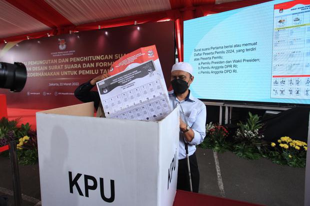 Peserta penyadang disabilitas mengikuti simulasi pemungutan dan penghitungan suara dengan desain surat suara dan formulir yang disederhanakan untuk pemilu tahun 2024 di Halaman Kantor KPU, Jakarta, Selasa (22/3/2022). 