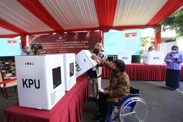 Peserta penyadang disabilitas mengikuti simulasi pemungutan dan penghitungan suara dengan desain surat suara dan formulir yang disederhanakan untuk pemilu tahun 2024 di Halaman Kantor KPU, Jakarta, Selasa (22/3/2022). Penyelenggaraan simulasi ini dalam ra