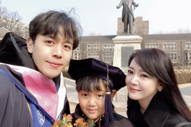 Kim So Hyun bersama suami dan anaknya