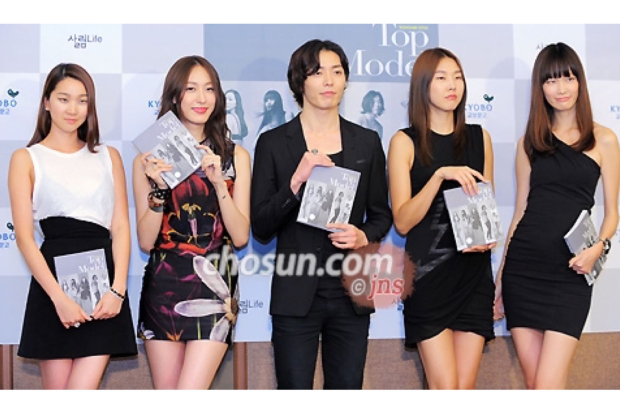 Kim Jae Wook jadi salah satu penulis buku