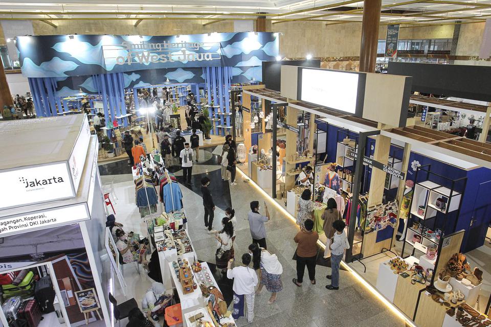 Pengunjung mengamati produk yang ditawarkan pada pameran International Handicraft Trade FairÊ(INACRAFT) di Jakarta Convention Center (JCC), Senayan, Jakarta, Rabu (23/3/2022). Acara yang didaulat sebagai salah satu pameran produk kerajinan terbesar di Asi