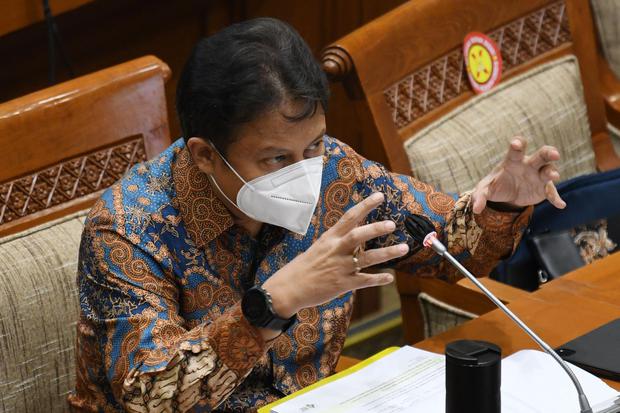 Menteri Kesehatan Budi Gunadi Sadikin menyampaikan paparannya dalam rapat kerja bersama Komisi IX di kompleks Parlemen, Senayan, Jakarta, Rabu (23/3/2022). Rapat tersebut membahas persiapan pemerintah dalam masa transisi pandemi menuju endemi COVID-19 sek