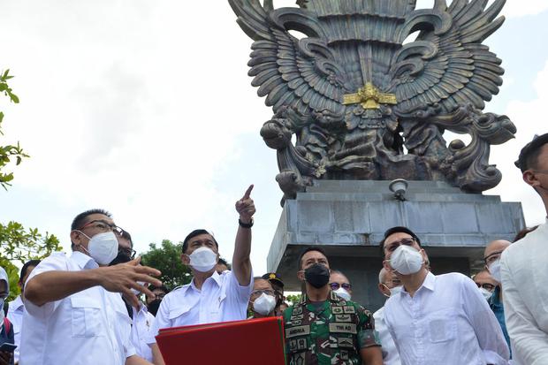 Menko Bidang Kemaritiman dan Investasi Luhut Binsar Pandjaitan (kedua kiri) dan Panglima TNI Jenderal TNI Andika Perkasa (kedua kanan) melakukan kunjungan lapangan ke kawasan Garuda Wisnu Kencana (GWK) Cultural Park, Badung, Bali, Rabu (23/3/2022). Kunjun