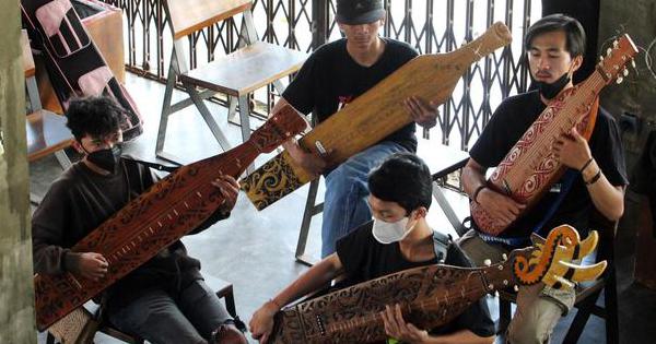 Mengenal Sape Alat Musik Tradisional Suku Dayak Dan Cara Memainkannya Daerah Katadata Co Id