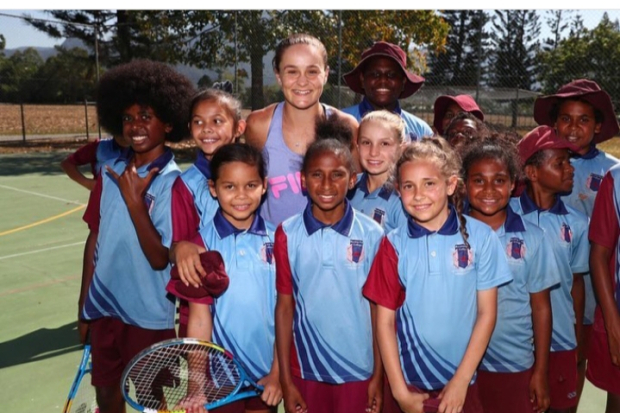 Ashleigh Barty Mengajar Tenis Untuk Petenis Junior