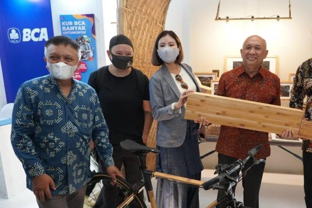 Menteri Koperasi dan UKM Teten Masduki (berbaju cokelat) memamerkan salah satu produk unggulan UMKM disela-sela acara bertajuk Business Matching Pengadaan Produk Dalam Negeri dan UMKM 2022” di Nusa Dua, Bali.