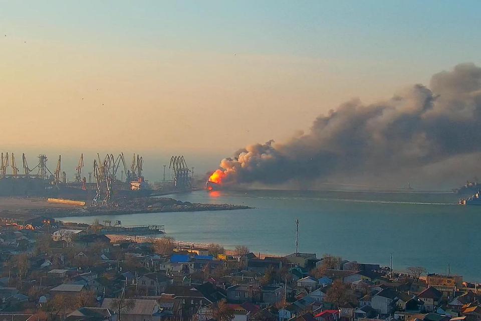 Asap mengepul ke udara dari kebakaran yang menurut keterangan Kementerian Pertahanan Ukraina adalah kapal Rusia, ditengah serbuah Rusia terhadap Ukraina yang terus berlanjut, di pelabuhan Berdiansk, Ukraina, Kamis (24/3/2022). 