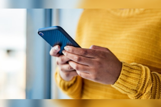 Ilustrasi orang membuka akun OnlyFans