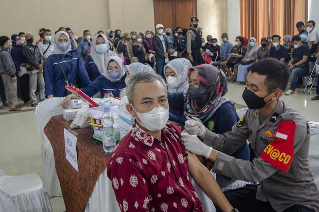 Petugas kesehatan menyuntikkan vaksin COVID-19 kepada warga saat Gebyar Vaksinasi Serentak di Gedung Islamic Center, Kabupaten Ciamis, Jawa Barat, Sabtu (26/3/2022). Polres Ciamis bekerja sama dengan Pemerintah Daerah Ciamis menyediakan vaksinasi COVID-19