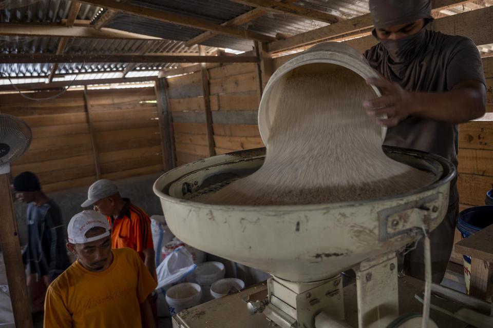 Pekerja menggiling beras di salah satu usaha penggilingan di Desa Boya Baliase, Sigi, Sulawesi Tengah, Sabtu (26/3/2022).