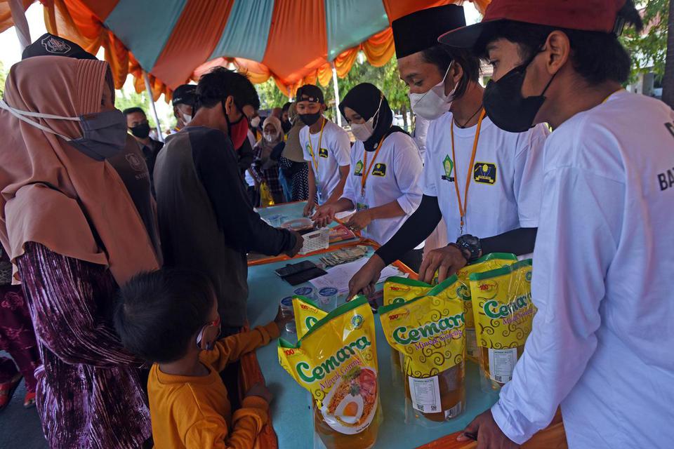 Warga antre membeli minyak goreng saat Operasi Pasar Minyak Goreng Menjelang Puasa di Cilegon, Banten, Minggu (27/3/2022). 
