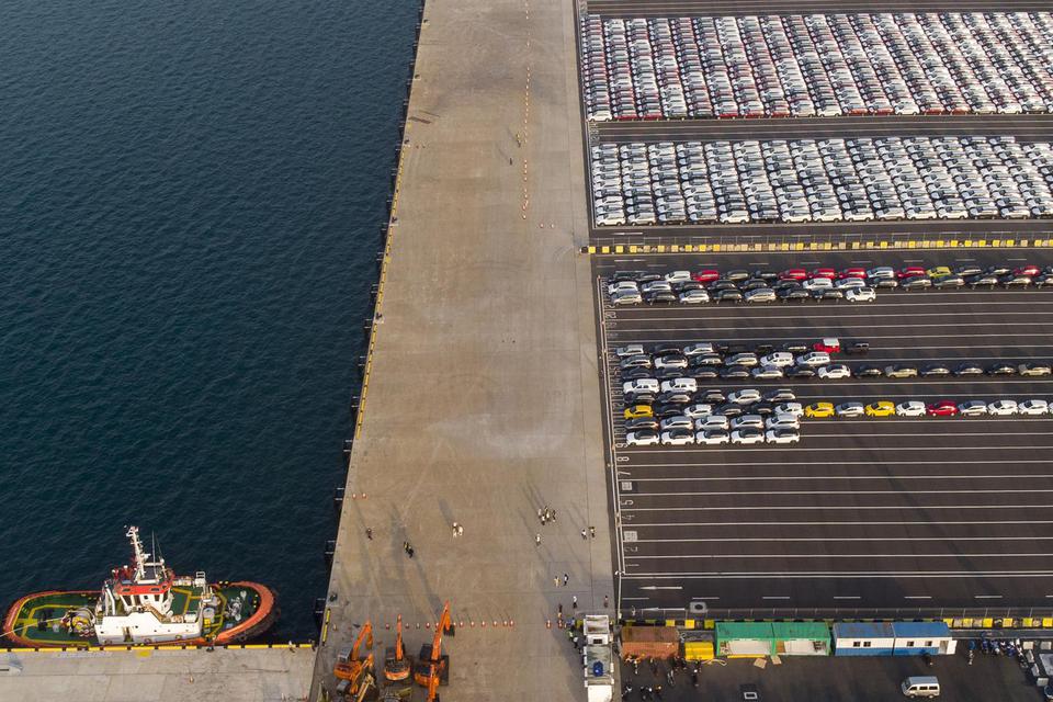 Foto udara mobil - mobil yang akan diekspor di Terminal Kendaraan Pelabuhan Patimban, Subang, Jawa Barat, Selasa (29/3/2022). 