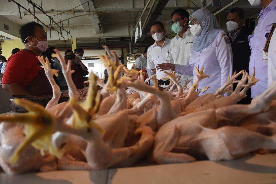 Tim Pengendali Inflasi Daerah (TPID) Provinsi DKI Jakarta berbincang dengan pedagang saat melakukan sidak pemantauan harga pangan di Pasar Kramat Jati Jakarta Timur, Rabu (30/3/2022). 
