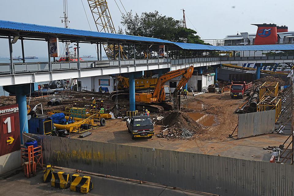 Sejumlah pekerja menyelesaikan renovasi penambahan fasilitas dan kapasistas Dermaga I Pelabuhan Merak di Cilegon, Banten, Rabu (30/3/2022).