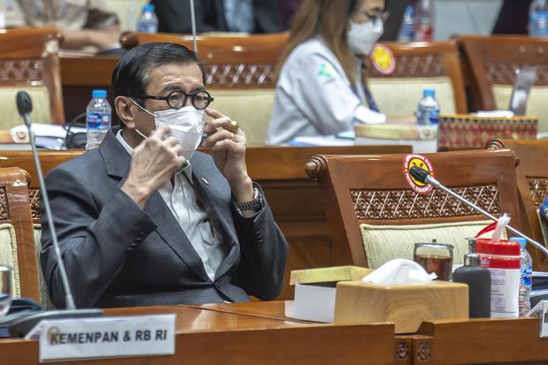Menteri Hukum dan HAM Yasonna Laoly mengikuti Rapat Kerja (Raker) dengan Komisi III DPR di komplek Parlemen, Jakarta, Kamis (31/3/2022). Rapat tersebut membahas mengenai penjelasan pemerintah atas RUU tentang Narkoba.